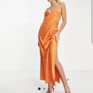 Sommar klänning  - Säljer denna superfina lång klänningen i en super fin orange färg! Tyvärr för liten och därför helt oanvänd! Köpt för 600 men säljer för 400! Pris kan diskuteras! 