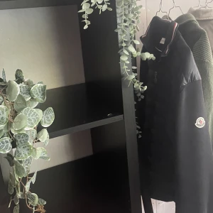 Moncler cardigan - Skick 9/10. Är öppen för byten men är mest intresserad av pengar. Kan mötas upp i Göteborg