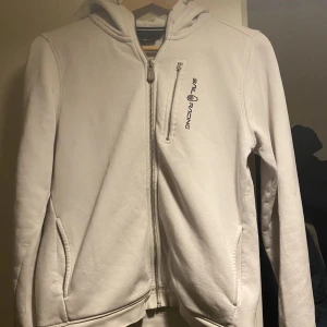 Sailracing Kofta - Säljer min sailracing kofta pga att den inte passar mig längre. Koftan är i Ny skick inga skador på den för mer info och fler bilder kontakta mig (pris kan diskuteras)