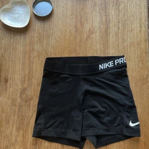 Nike shorts - Knappt använda, för små för mig därav säljer jag. 