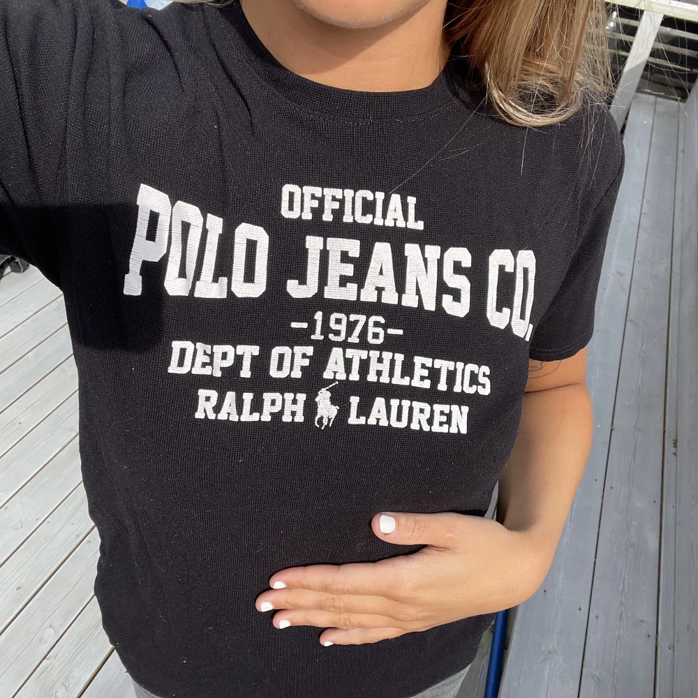 säljer en t-shirt från ralph lauren i storlek S. skriv för fler bilder. 💓. T-shirts.