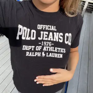 säljer en t-shirt från ralph lauren i storlek S. skriv för fler bilder. 💓