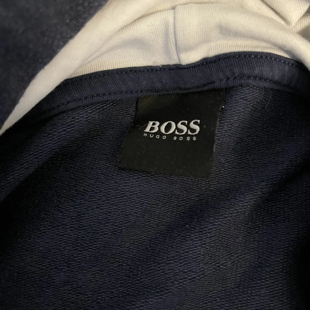 Hugo boss hoodie mörkblå okej skick, storlek L eller M minns inte är ganska lång i storleken. . Hoodies.