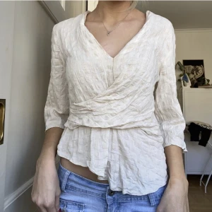 Blus - Så fin blus/topp i linne aktigt material, från zara och i nyskick💞❤️superfin nu till sommaren❤️