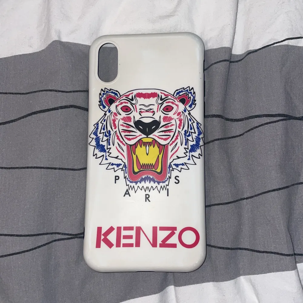 Ett Kenzo skal i mycket bra skick till iPhone X/Xs. Övrigt.