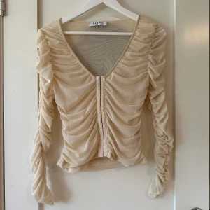 Blus - Ryschad blus från NA-KD, endast använd en gång. Jättefina detaljer och knäpps framtill, storlek S 💛