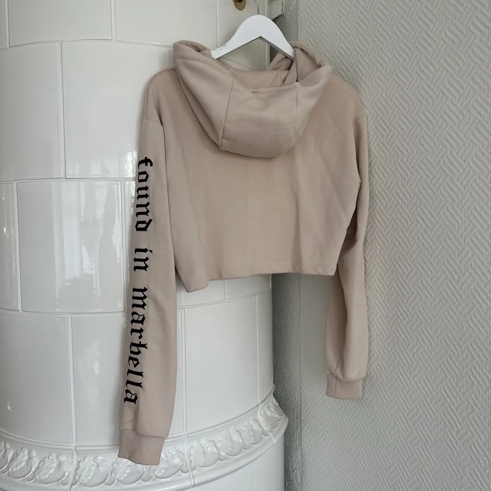 Hoodie från Homies Marbella, endast använd fåtal gånger. Mycket fin kvalitet och croppad modell. Köpt för 1300:-, storlek M 🐚. Hoodies.