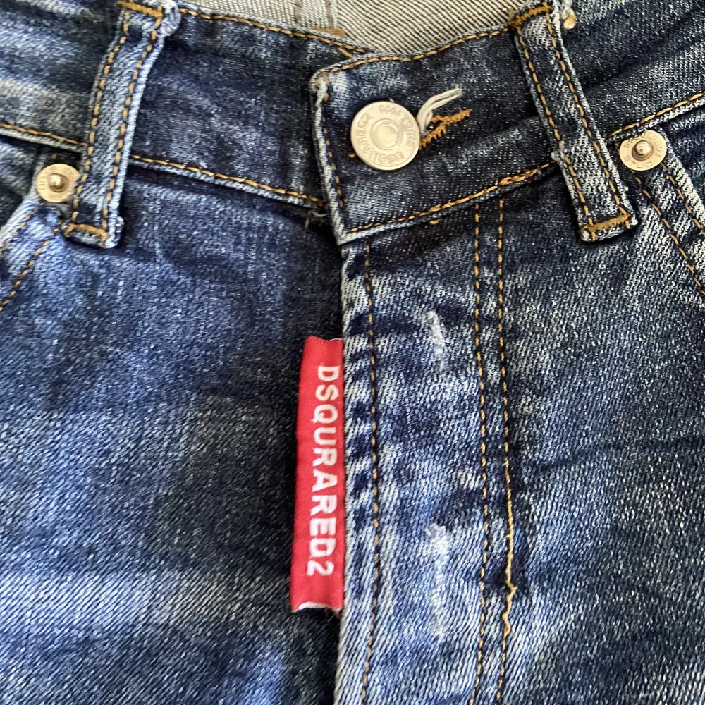 Dsquared jeans i jättebra skick som har blivit för små för mig. Jeans & Byxor.