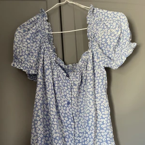 KLÄNNING FRÅN NELLY - Storlek 42, använd fåtal gånger. 