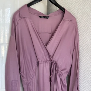 Klänning - Klänning från Zara, jättefin modell i en rosa/lila färg. Knytband så man kan justera midjan. Aldrig använd, storlek XS 🌸