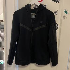 Nike tech  - Svart Nike tech, storlek M men passar mer som S/M  Säljer pga den är för liten för mig  Fint nyskick