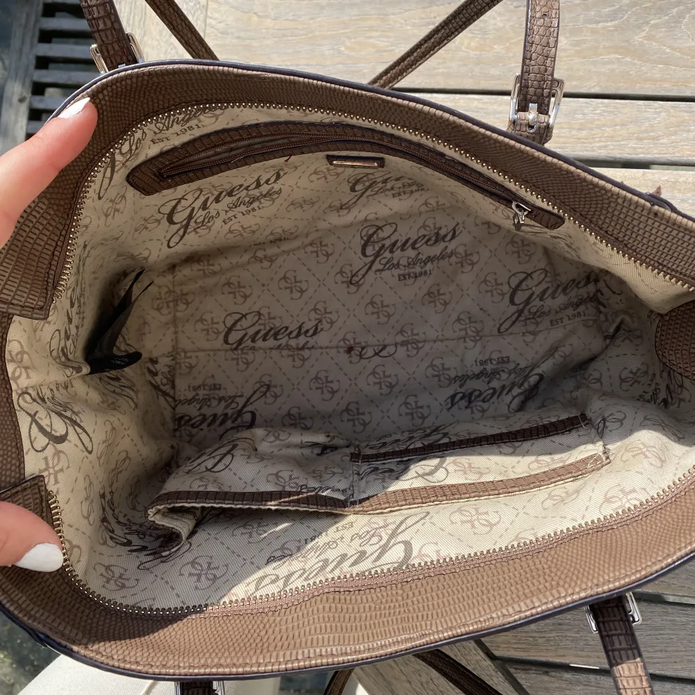 Supergullig brun Guess handväska! Längd: 28 cm, bredd 14 cm, höjd 24 cm🌸 Det syns att väskan är använd, men den är fortfarande i fint skick🫶. Väskor.
