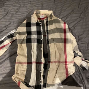 Burberry skjorta - Hej, säljer nu min fina burberry skjorta i storlek M Skjortan är perfekt till både sommar och vinter  Skicket är utmärkt och ser ut som ny Skriv för fler bilder eller frågor😊