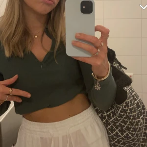 Ribbad topp halfzip  - En blågrå ribbad topp från Zara i storlek S. I princip helt oanvänd så är i jättebra skick. Har en half zip dragkedja. Obs hade vikt upp den på första bilden! Frakt tillkommer💕💕💕