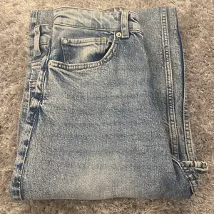 Blåa jeans från H&M köpt för ungefär ett halvår sen, säljer p.g.a dom inte kommer till användning 🥰