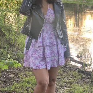 Skinnjacka Zara - Skinnjacka från zara. Säljer för vill köpa en annan. 350kr. Storlek:L men sitter som en S