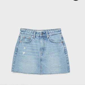 Mini jeanskjol - Snygg oanvänd jeanskjol från stradivarius som tyvärr är för liten för mig och ej hunnit skicka tbx. Strl 34 200kr + frakt