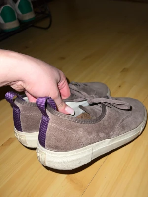 Eytys Suede - Lila suede Eytys inköpta på NK i Göteborg. Låda finns tyvärr inte.  