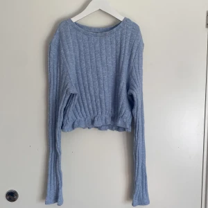 Blå topp - Säljer nu min blåa topp från Nakd i storlek S 💕 Säljer då den aldrig kommer till användning   50kr+ Frakt 