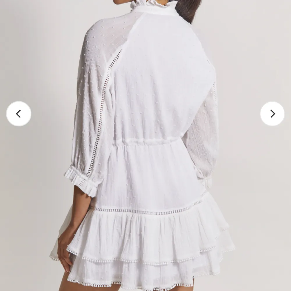 Säljer denna superfina studentklänning av By Malina! Helt ny och oanvänd med lappen kvar ! Den är enbart testad. Nypris är 1399 men säljer för 1000 inklusive frakt! 💘💘. Klänningar.