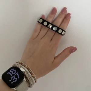 armband  - armband med nitar, aldrig använt. går att stänga på 2 olika storlekar 🫶🏼