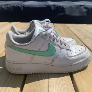 Skor - Snygga Nike air forces i grön. Användes förra sommaren somras men inte sedan dess. Pris är exkl frakt.