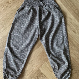 Tunna byxor från Pomp de Lux  - Jättefina luftiga byxor från Pomp de Lux. Sparsamt använda. 