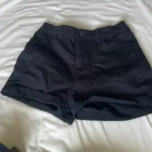 Ett par svarta shorts  30kr+frakt