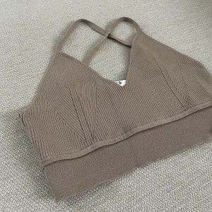 Topp - Sommartopp från NAKD. Endast provad så helt ny! Nypris 189kr. Köparen står för frakten. Har du några frågor är det bara att höra av sig🤩 // Klara Johansson