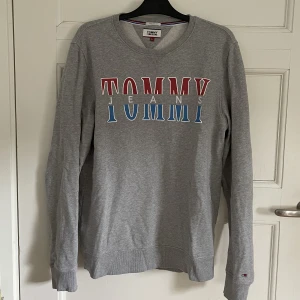 Tommy Jeans Tröja - Säljer nu min knappt använda Tommy Jeans tröja som är något för stor för mig, 188 cm lång. Priset är inte hugget i sten så prisförslag accepteras!
