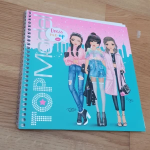TOPModel bok: Dress me up!  - Rolig och pyssligt bok! Där du själv designar olika personer med hjälp av klistermärken som finns i! Passar flera åldrar! Orginal priset=279 kr! Kontakta vid pris och frakt 💗👍🌸