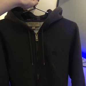 Burberry hoodie  - Bra skick storlek M, finns i Göteborg