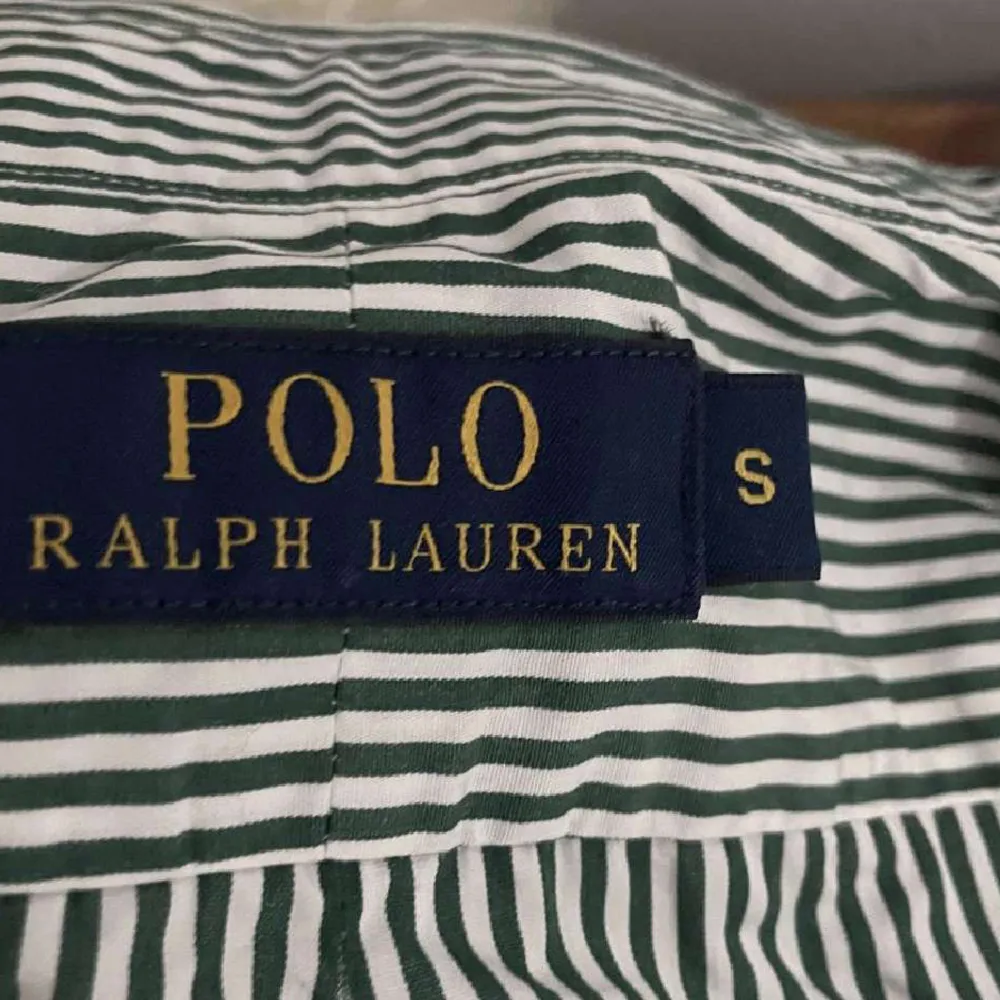 Säljer min fina randiga Ralph Lauren skjorta i storlek S. Perfekt nu inför sommaren. Den har inga defekter. Säljer för 400kr. Skjortor.