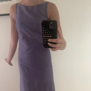 Lila klänning - Lila klänning i finare material. Uppsydd till min mamma men skulle säga att den passar någon mellan S-M. Färgen syns tydligare på andra bilden. Kommer ej till användning längre.