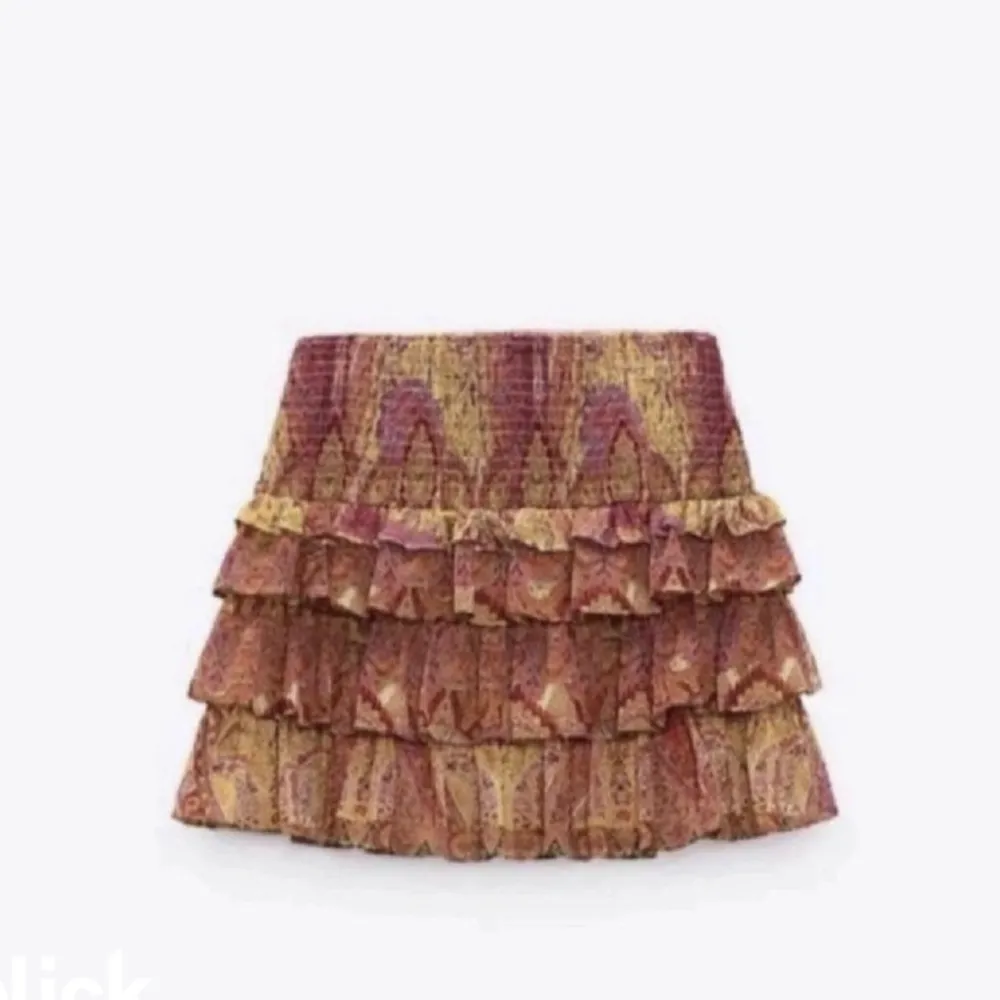 Hej! Jag söker denna zara kjolen i storlek xs!❤️ jag kan endast mötas upp i Göteborg ❤️ vill ej frakta då jag blivit lurad många gånger! Skriv gärna till mig om ni har eller vet någon som har!❤️max pris jag kan betala är 300🫶🏻. Kjolar.
