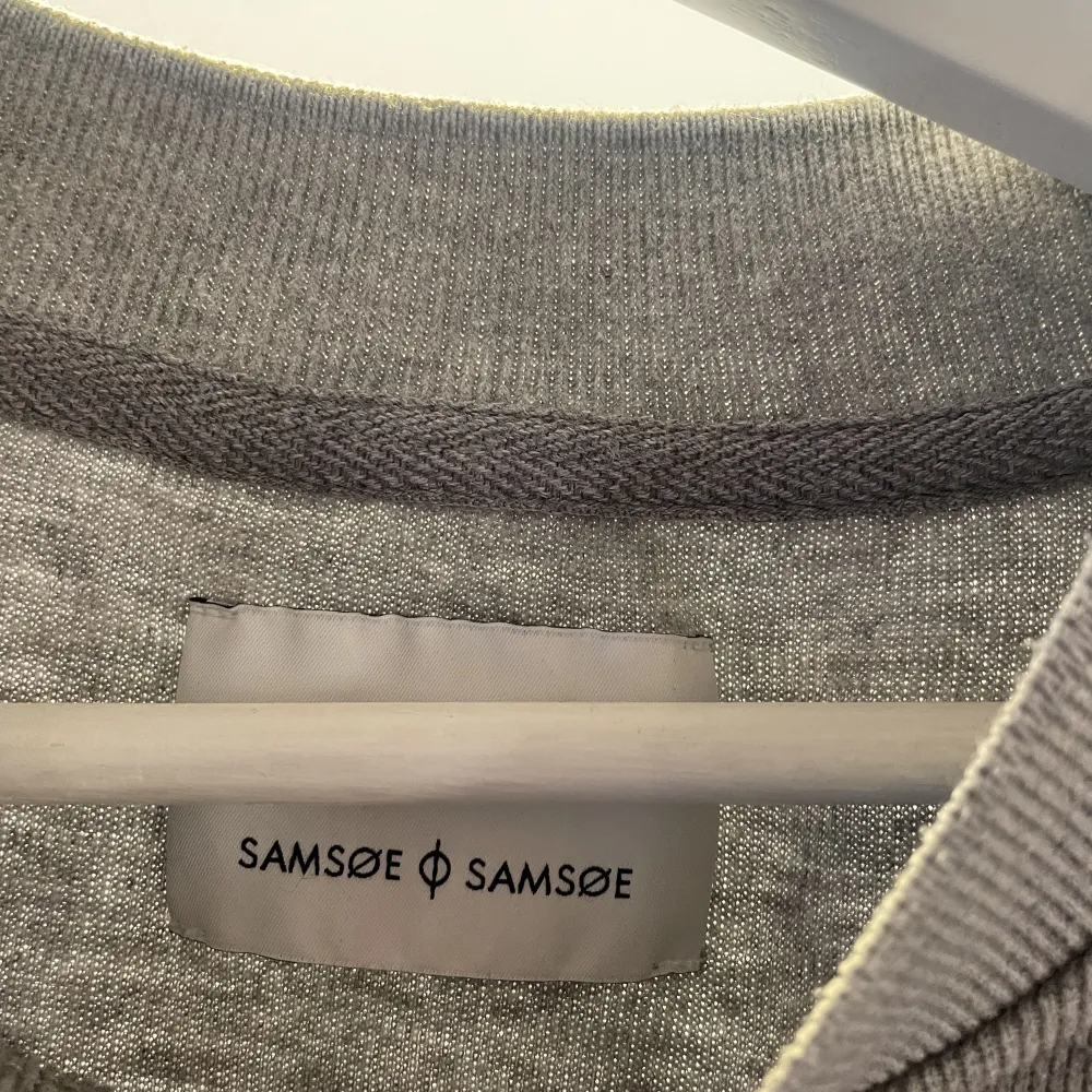 En grå sweatshirt från samsøe samsøe använd 2 gånger. Säljer för 350kr nypris 2000kr. Storlek S. Tröjor & Koftor.