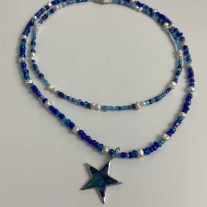 🩵2 blåa pärlhalsband🩵 - Fint somrigt hemmagjort halsband gjort med smyckeswire, glaspärlor, sötvattenpärlor köpta secondhand samt berlock också köpt secondhand. Kortaste mäter cirka 44 cm och det längre cirka 53 cm. Låsen på dessa är skruvlås! Mät så det passar innan köp🩵