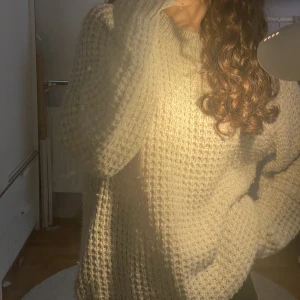 Grå stickad tröja  - Grå stickad tröja i storlek M men passar S fast lite oversized, samma som jag har sålt innan fast annan färg. Inga defekter 💓