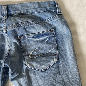 Lågmidjade raka byxor  - Supersnygga lågmidjade raka byxor från esprit. Säljer då de tyvärr är för små för mig. Bara att skriva om du har några frågor eller vill ha fler bilder(kan dock tyvärr inte skicka med dem på eftersom de är för små)🌟🌸