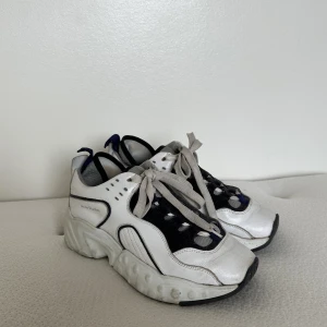 Acne sneakers - Säljer dessa Acne sneakers i storlek 38. Använda en del men fortfarande fina och har mycket kvar att ge! Nypris runt 4000.