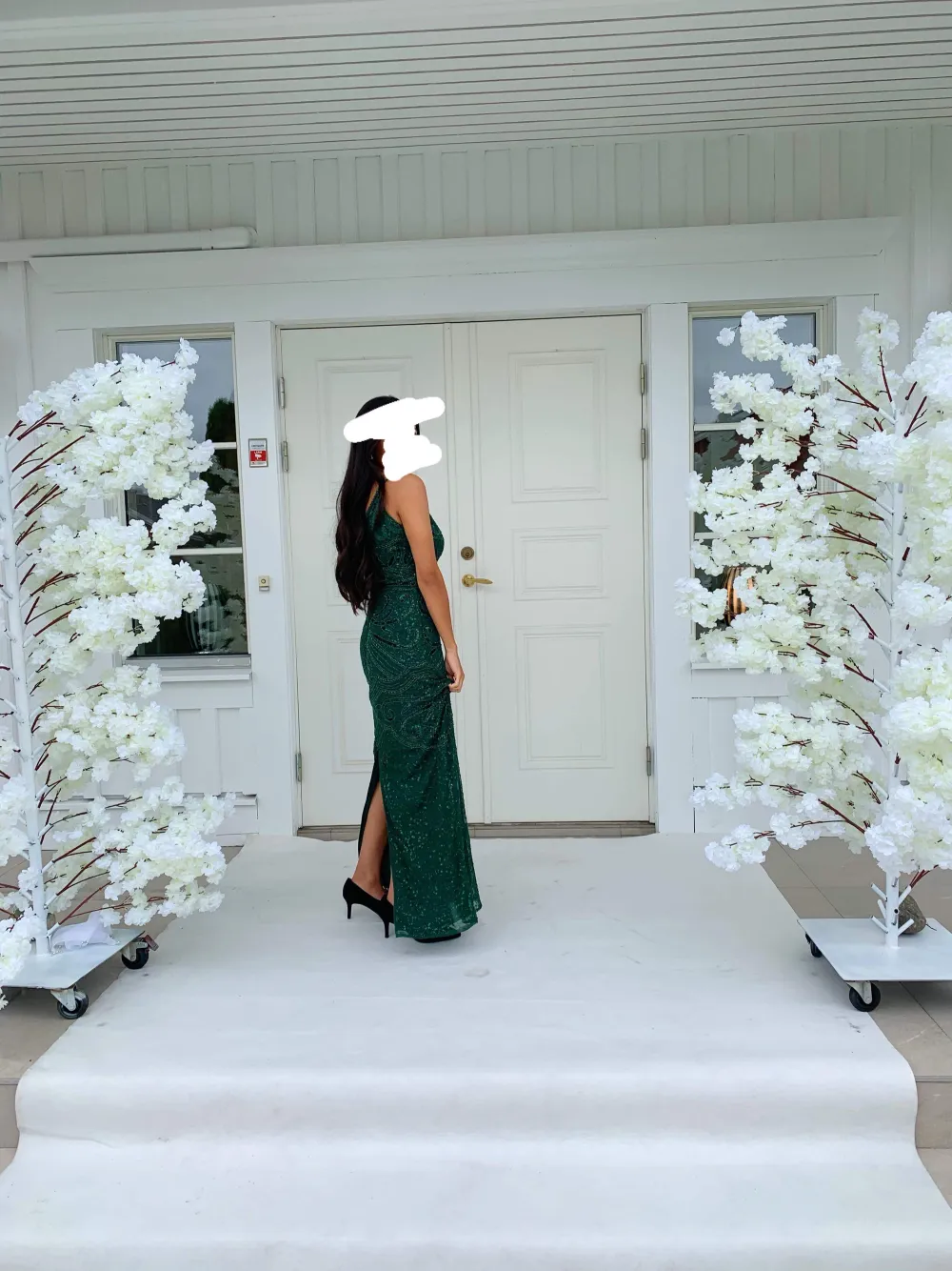 En grön paljettklänning perfekt för balen eller en kommande bröllopsfest. Klänningen är köpt från Zalando🛍️ klänningen är i nyskick då den enbart använts ett antal timmar💚. Klänningar.