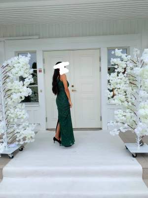 En grön paljettklänning perfekt för balen eller en kommande bröllopsfest. Klänningen är köpt från Zalando🛍️ klänningen är i nyskick då den enbart använts ett antal timmar💚