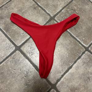 Röd bikiniunderdel från Nelly i XS. 45kr.