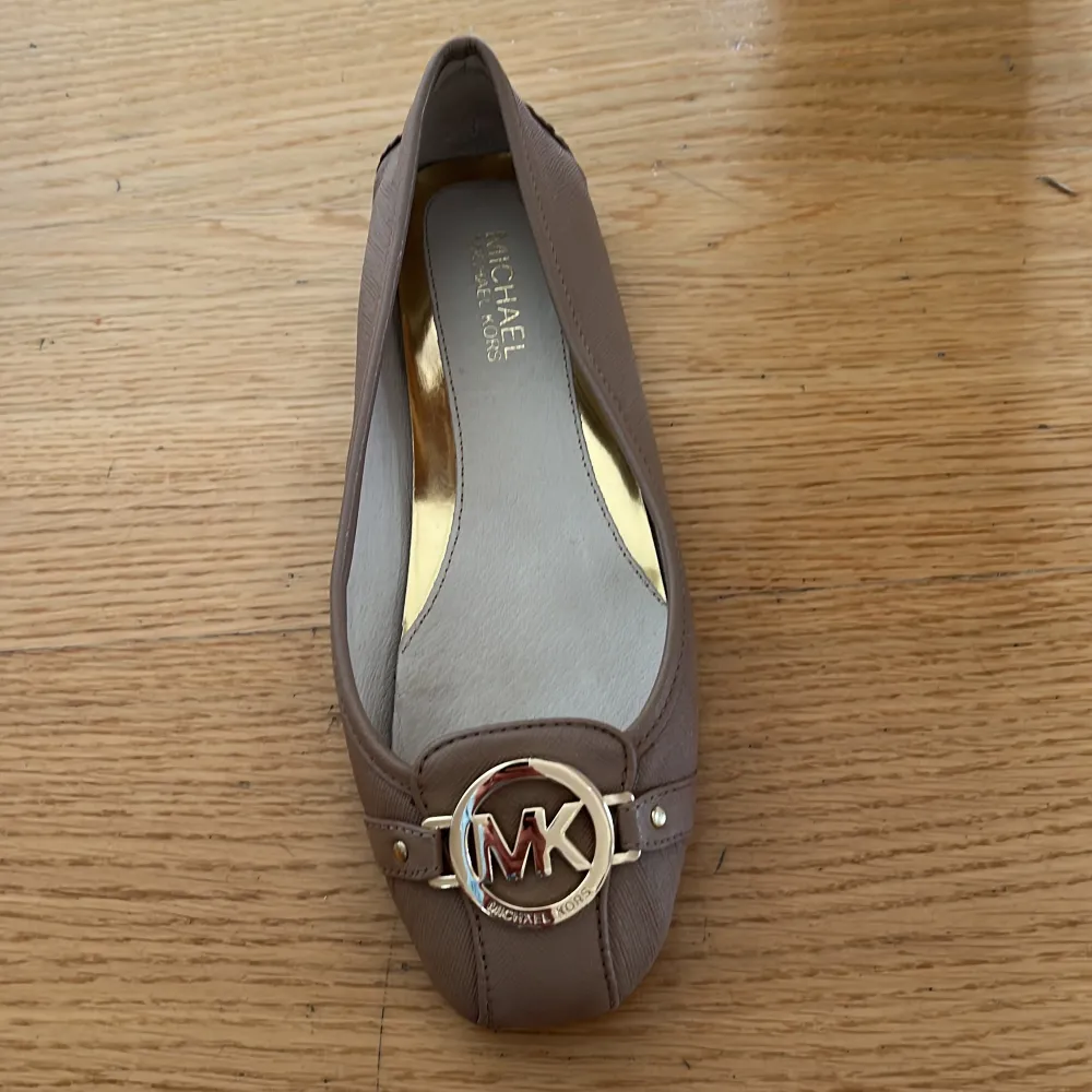 Oanvänd Michael Kors Ballerina sko i läder. Säljer dem då de är för små. Inköpspris 1500kr. Skor.