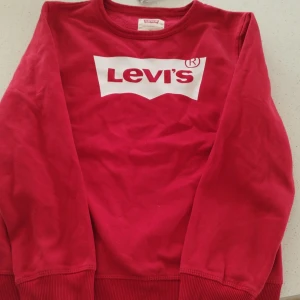 Levi'ströja  - Röd tröja från levis's i strl 164. 