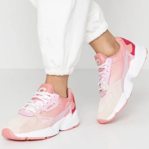 Adidas falcon light pink - Ett par nästan helt sprillans nya Falcon. Tycker de är underbart fina till ett par blåa jeans eller liknade.💓 Säljer då de är för små☹️