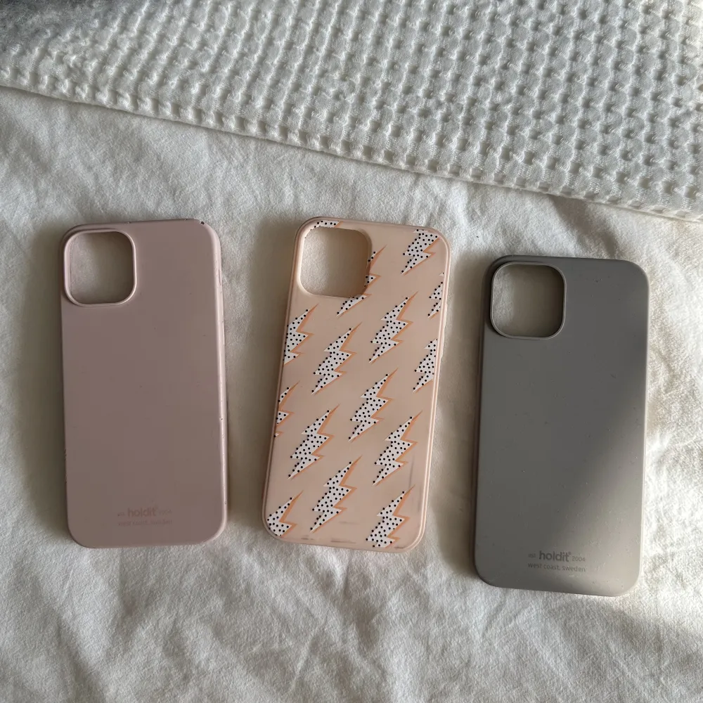 iPhone 12/pro skal, rosa och gråa är från holdit och det med blixtrar från shein.🩷Går bra att köpa separat. ( det rosa har en liten skada högst upp i högra hörnet).. Accessoarer.
