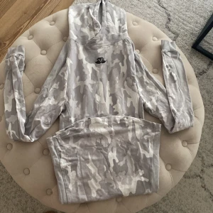 Sportklänning  - En klänning i sportmodell, i storlek xs. E söm har lossnat vid fickan fram, annars i fint skick. Använd en gång bara 