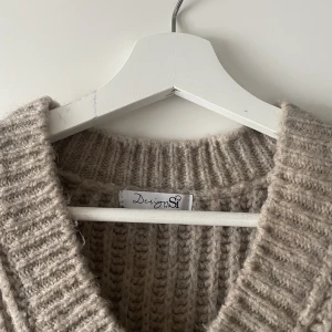 Väst från design by si  - Använder inte så mycket, varm och fluffig väst💕