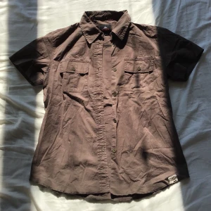Brun skjorta - Storlek 42 men sitter snyggt oversized på någon mindre, men också väldigt stretchigt tyg. 